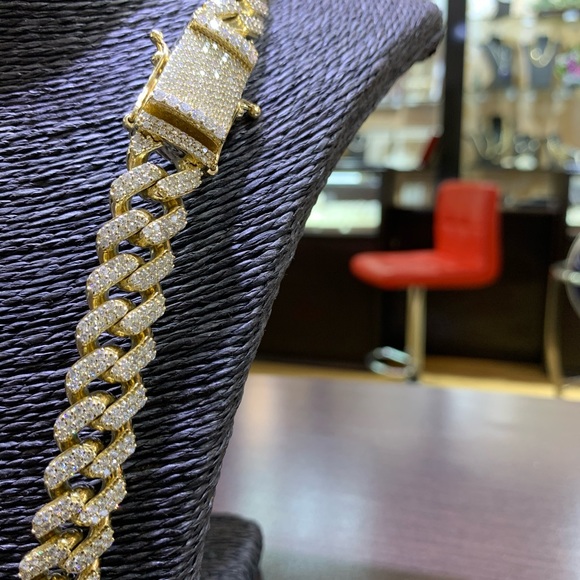 Solid Gold 10k (300g) &32.4ctw Diamond Cuban chain - Picture 4 of 4